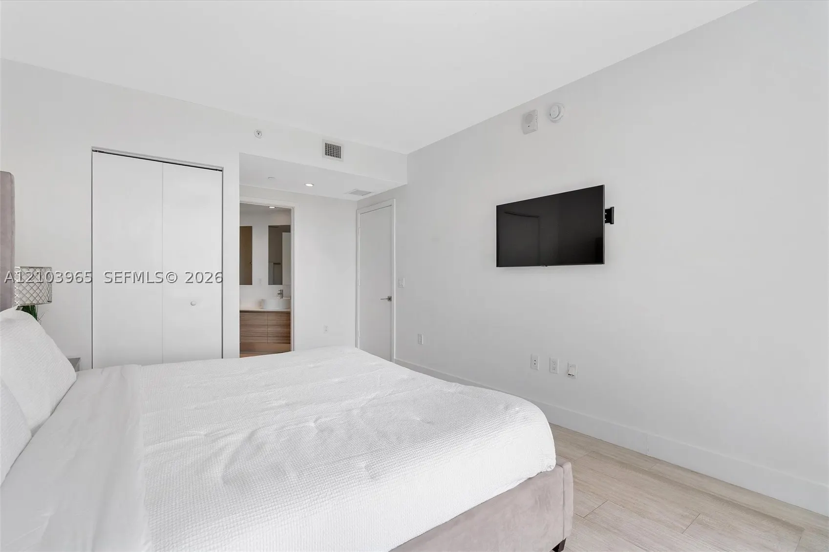 121 NE 34th St #2904