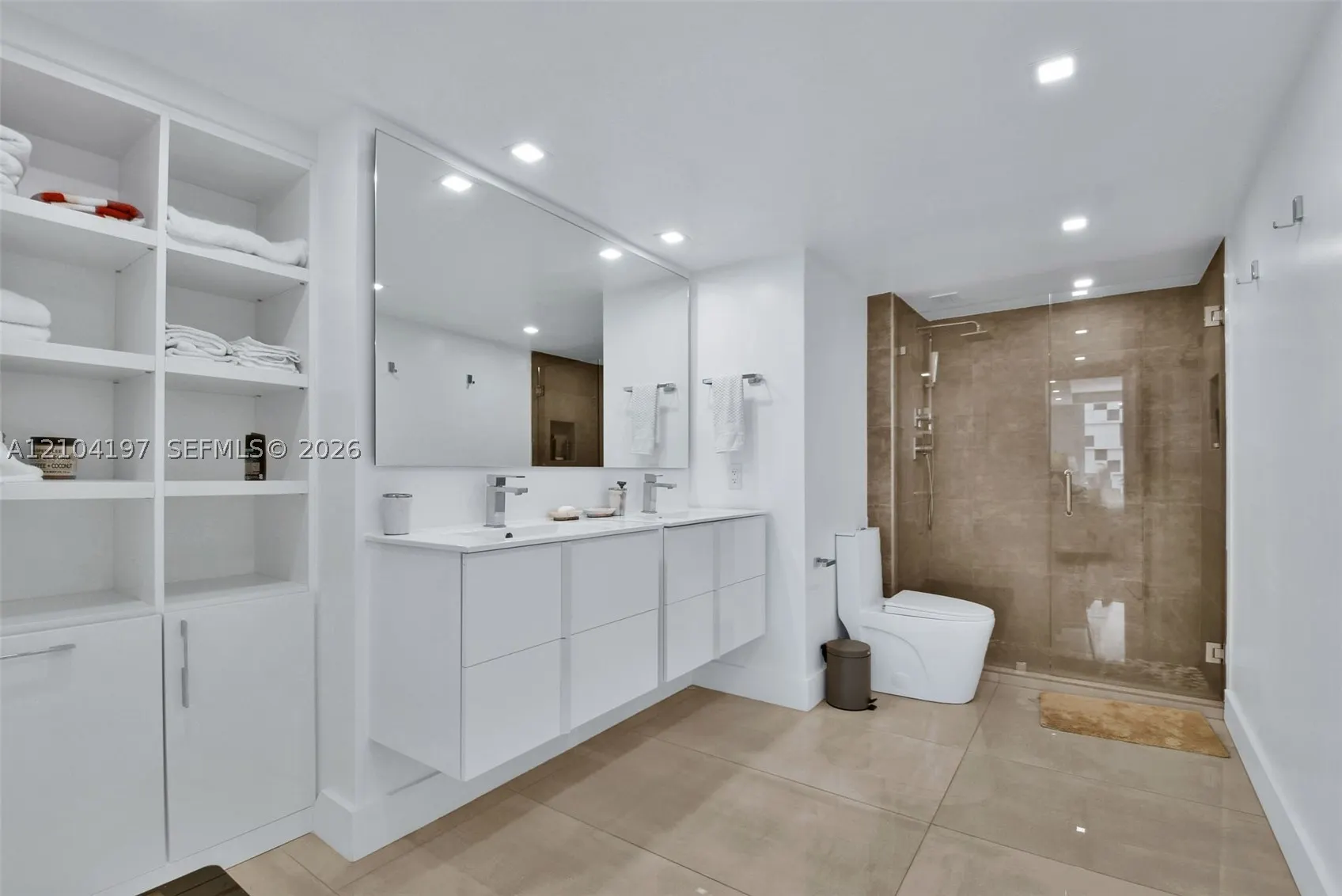 2301 Collins Ave #303