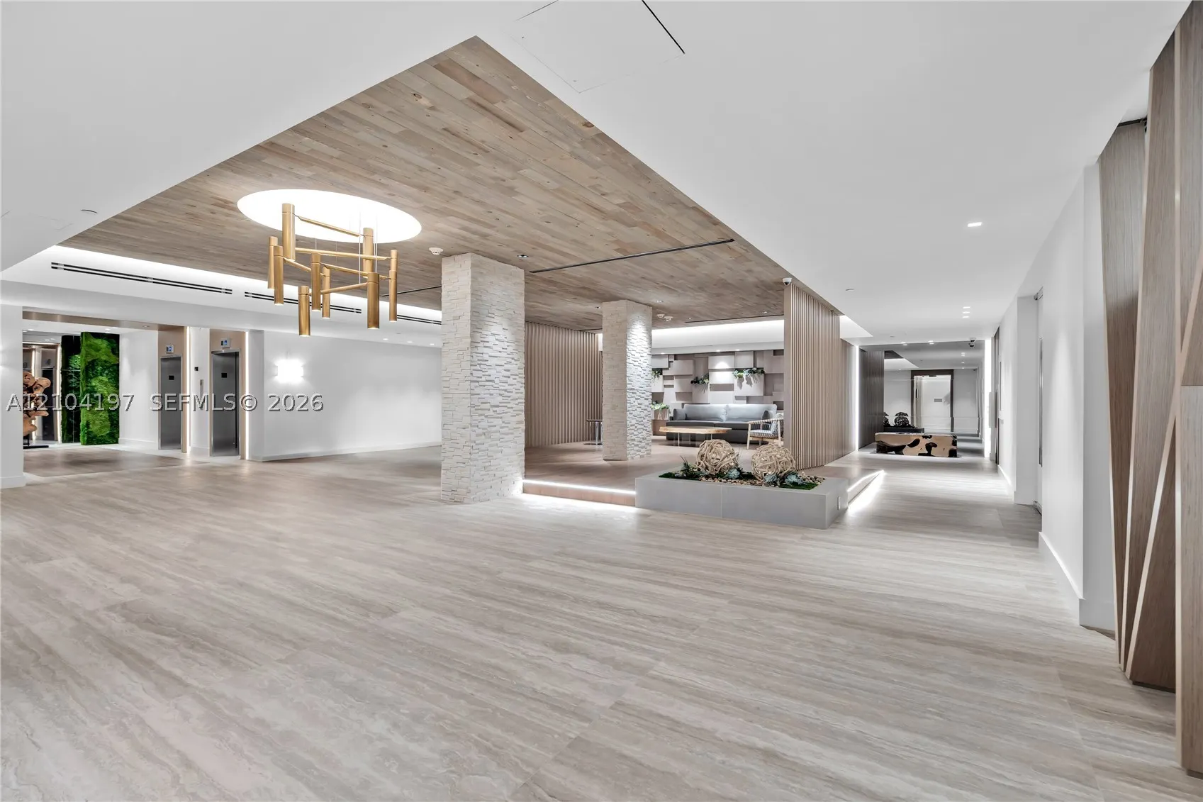 2301 Collins Ave #303