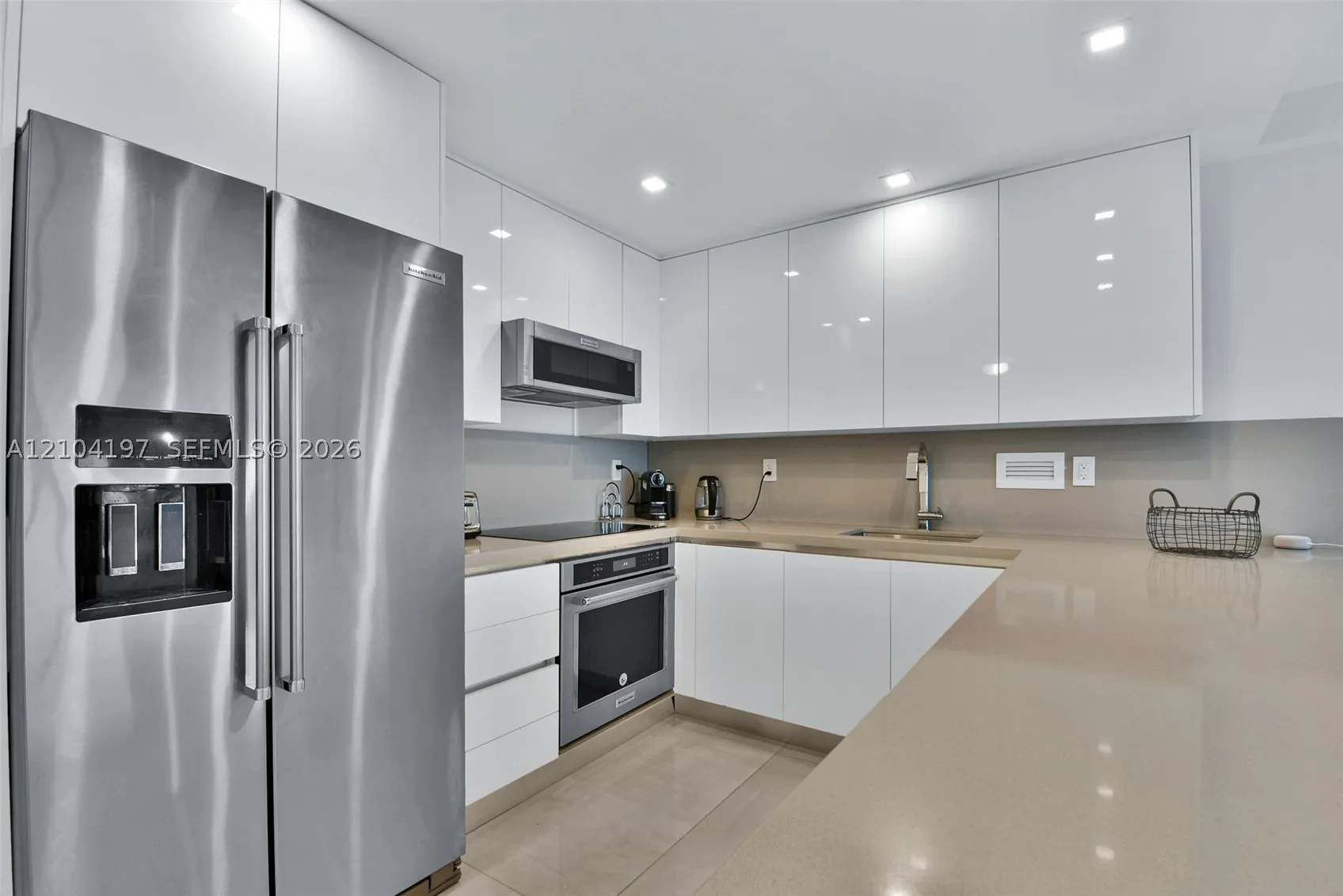 2301 Collins Ave #303