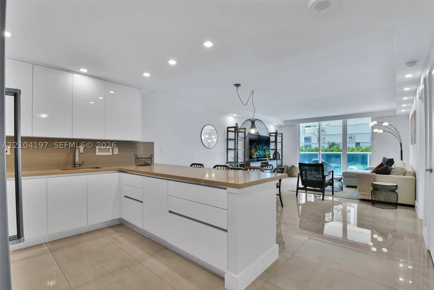 2301 Collins Ave #303