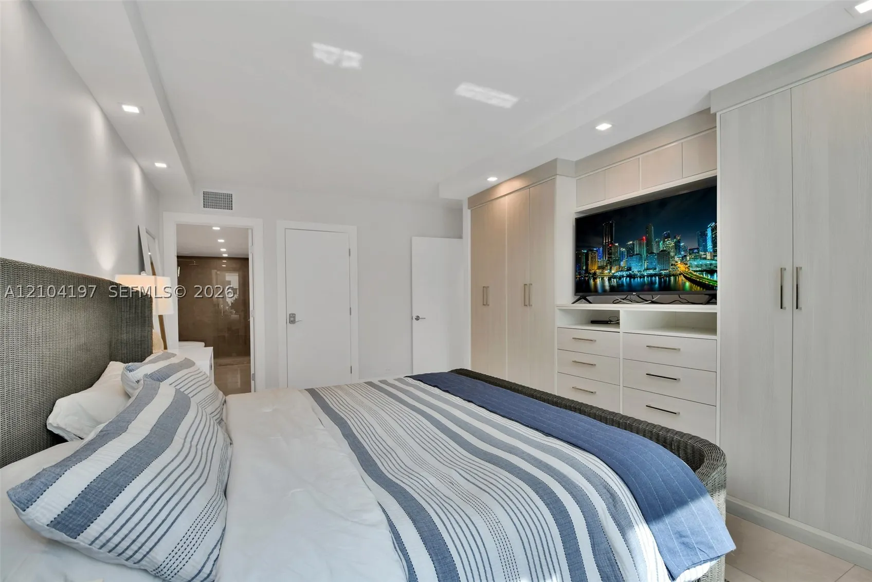 2301 Collins Ave #303