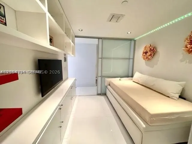 17121 Collins Ave #907