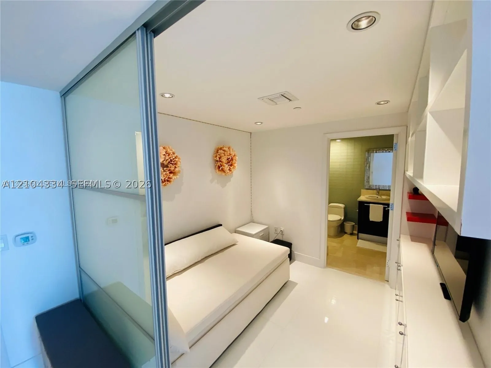 17121 Collins Ave #907