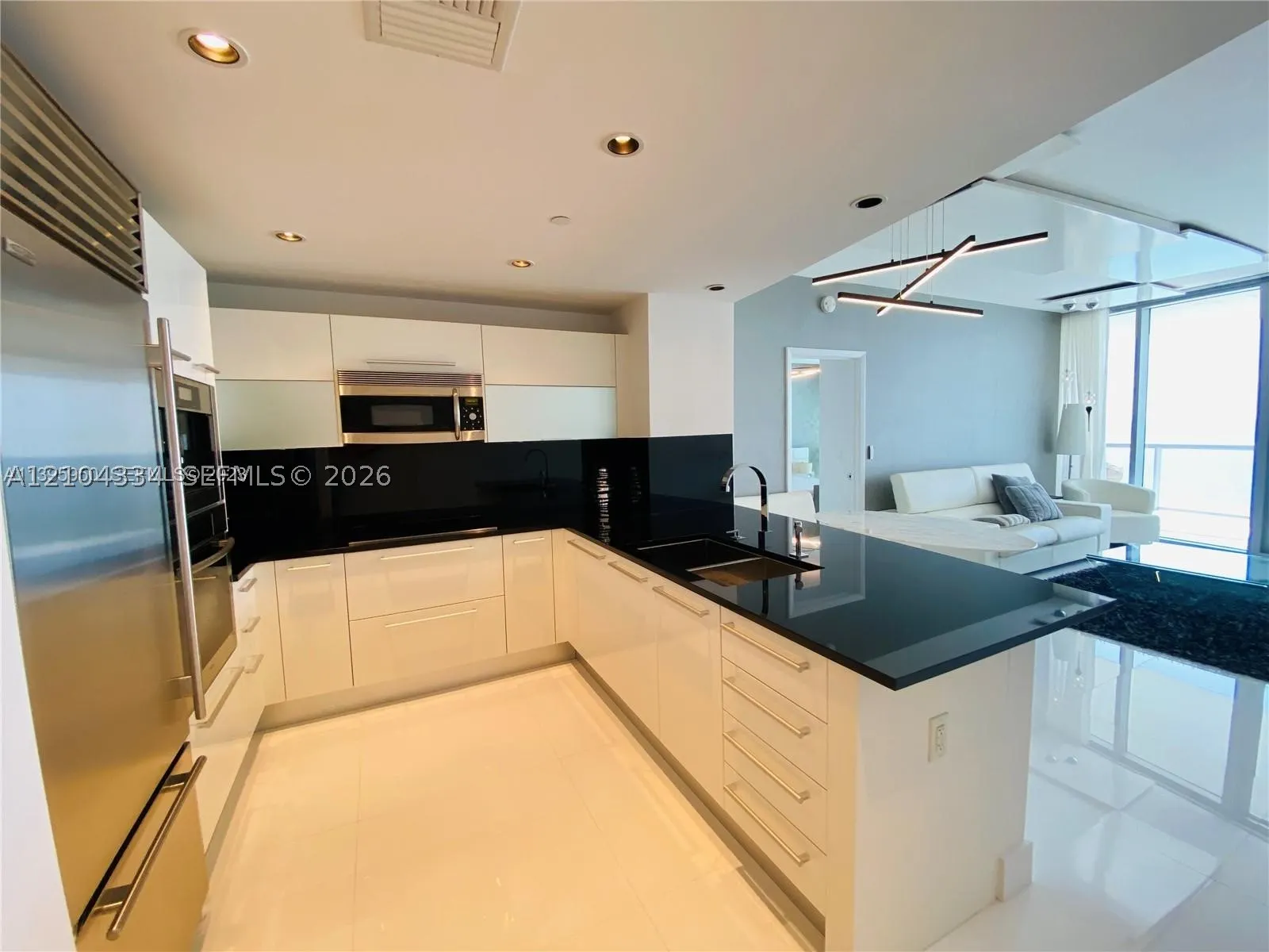 17121 Collins Ave #907