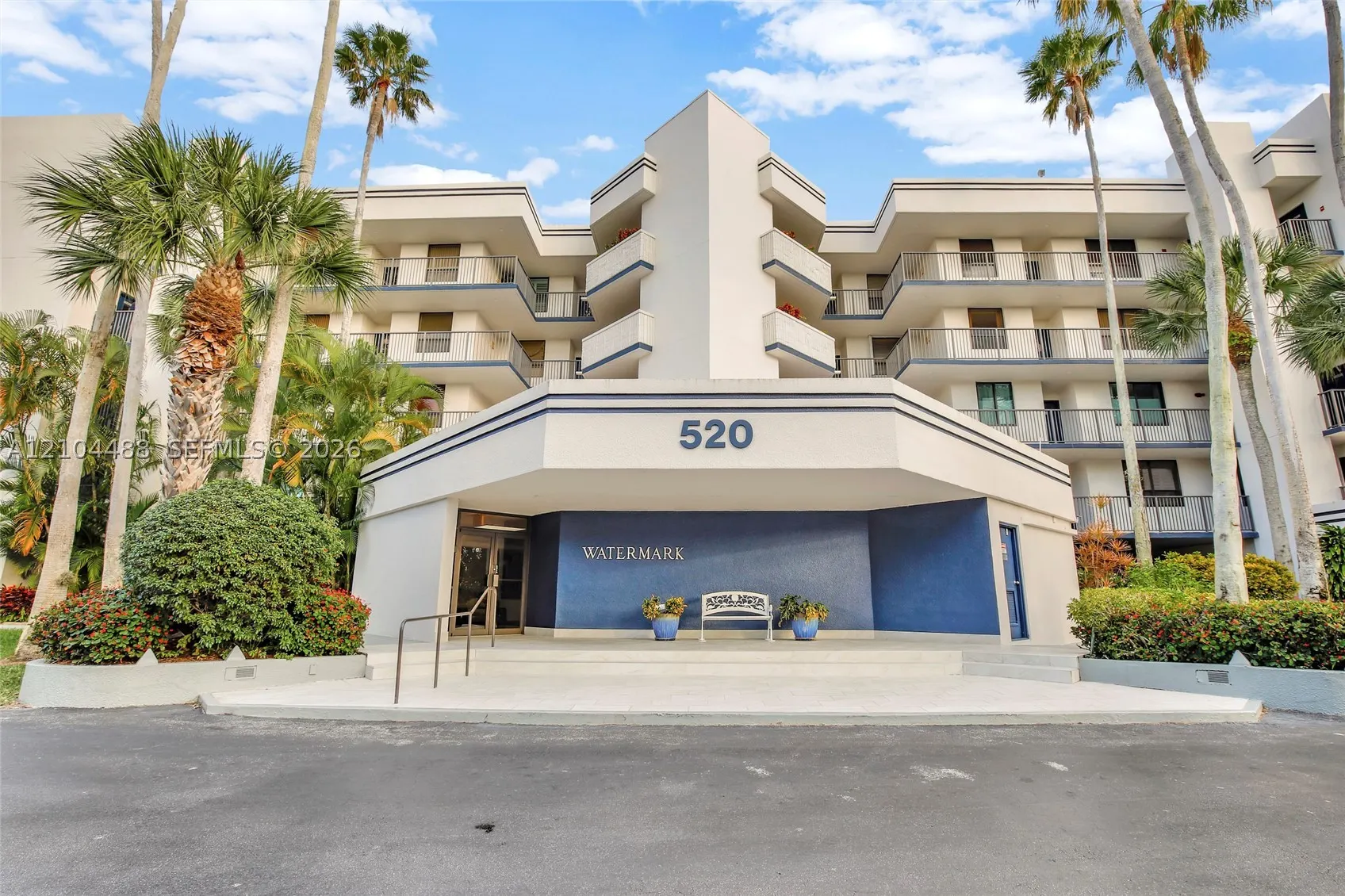 520 SE 12th St #305