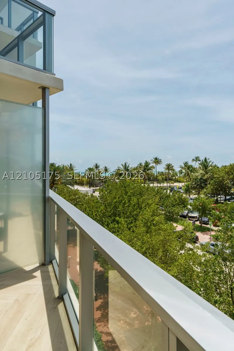 2201 Collins Ave #302
