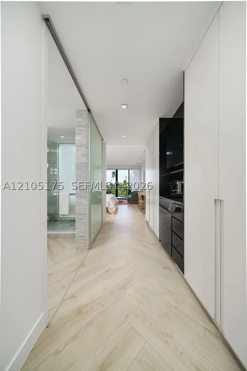 2201 Collins Ave #302