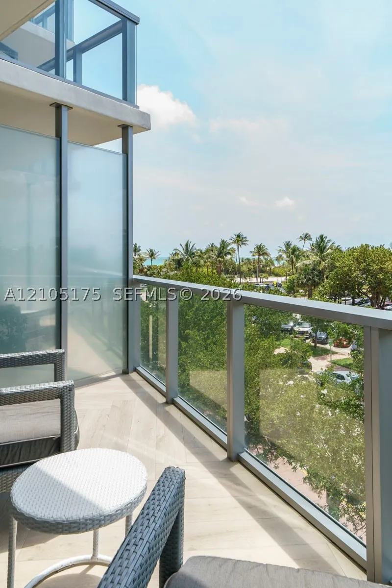 2201 Collins Ave #302