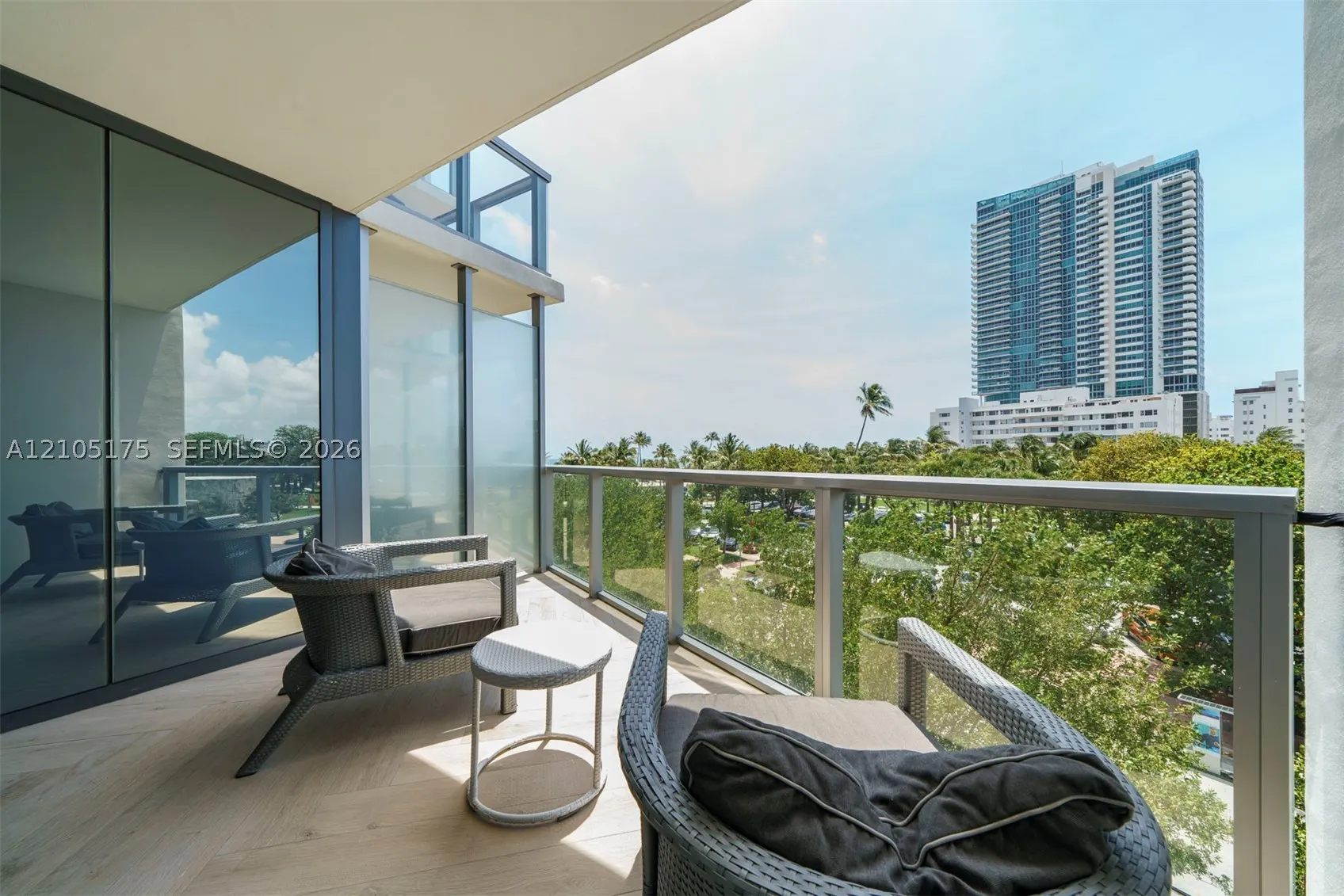 2201 Collins Ave #302