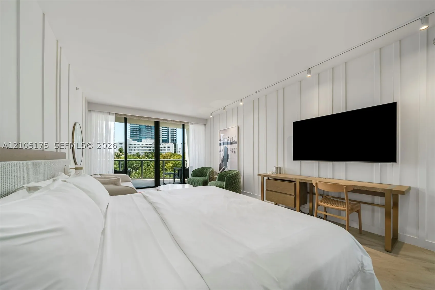 2201 Collins Ave #302