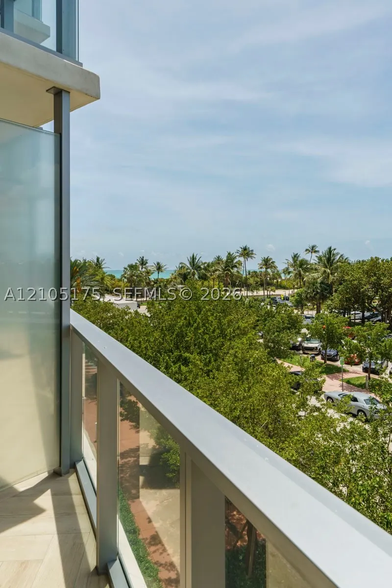 2201 Collins Ave #302