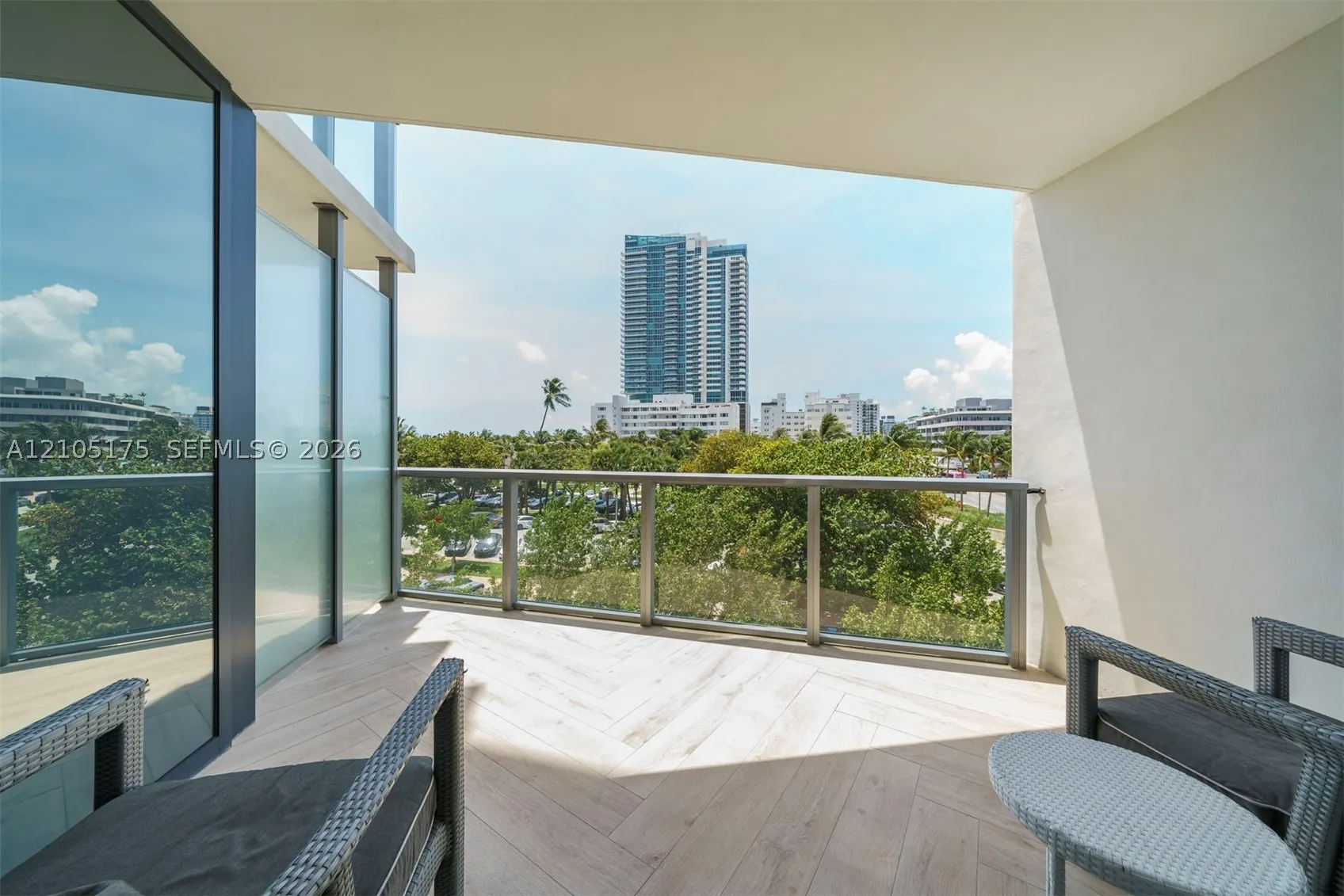 2201 Collins Ave #302
