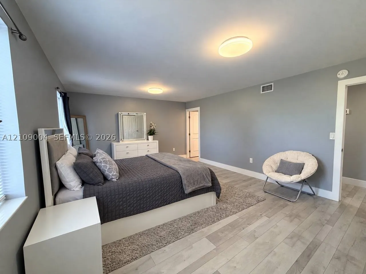 971 W 80th Pl