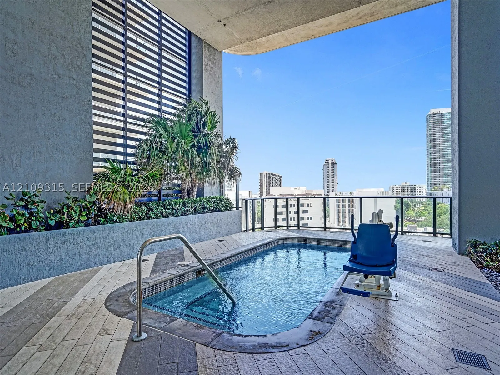 121 NE 34th St #2809