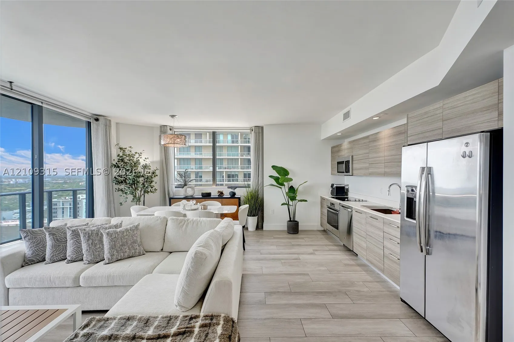 121 NE 34th St #2809