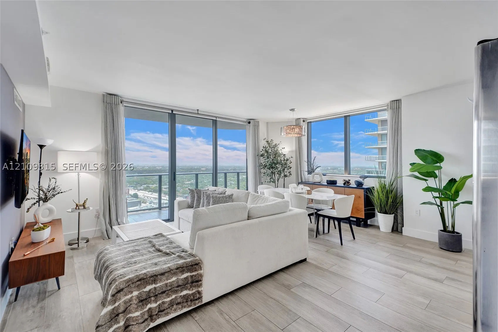 121 NE 34th St #2809
