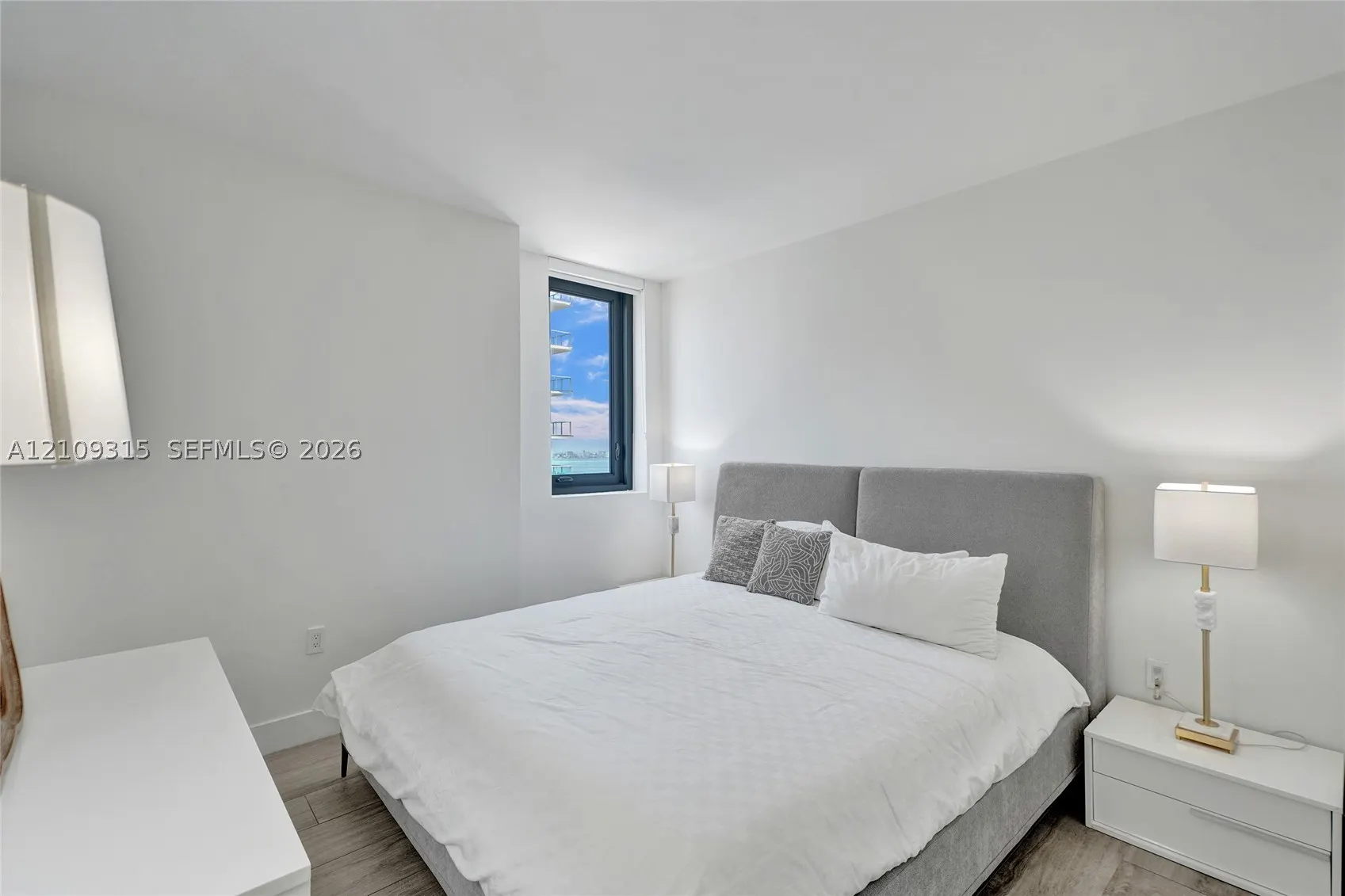121 NE 34th St #2809