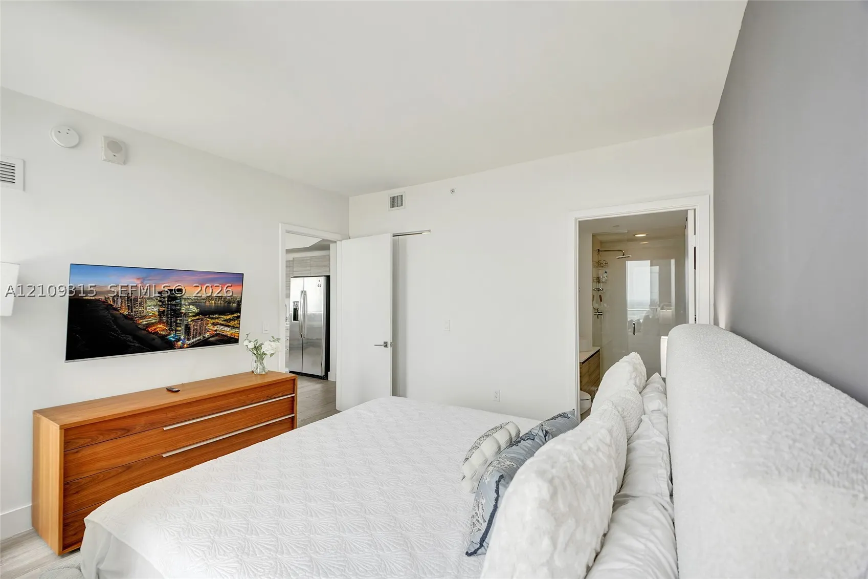 121 NE 34th St #2809