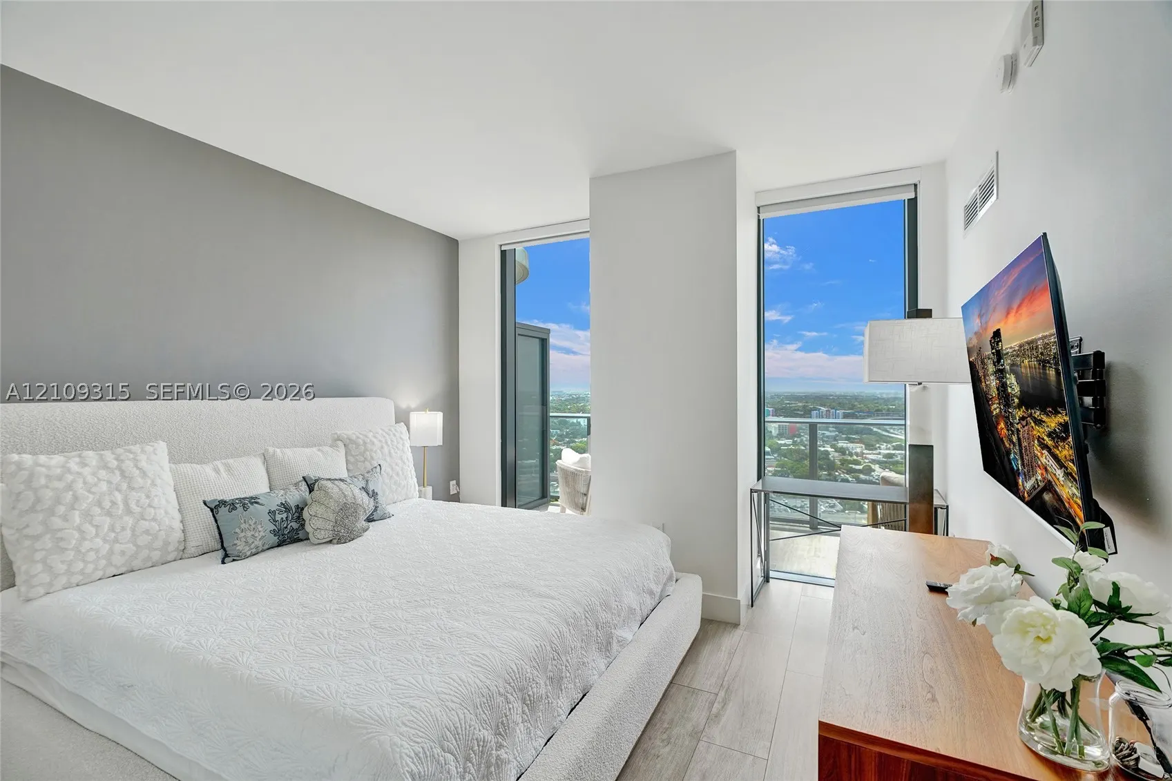 121 NE 34th St #2809