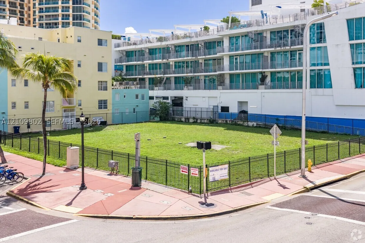 1475 Collins Ave