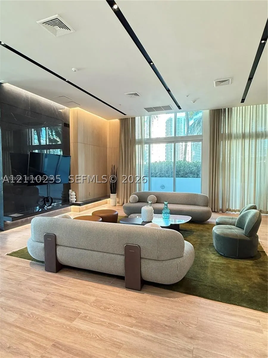 90 SW 3rd St #1114
