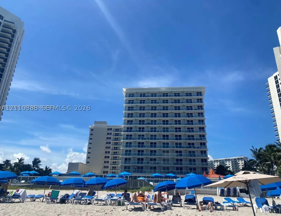 19201 Collins Ave #733