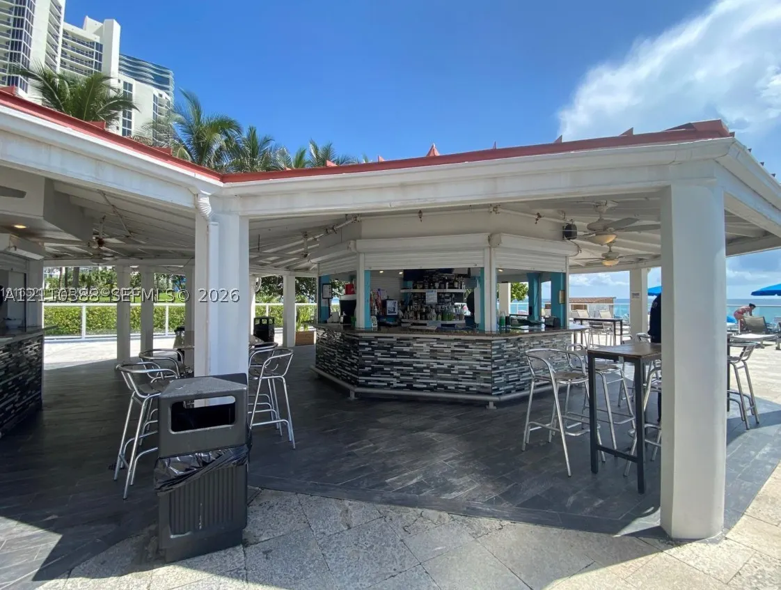 19201 Collins Ave #733
