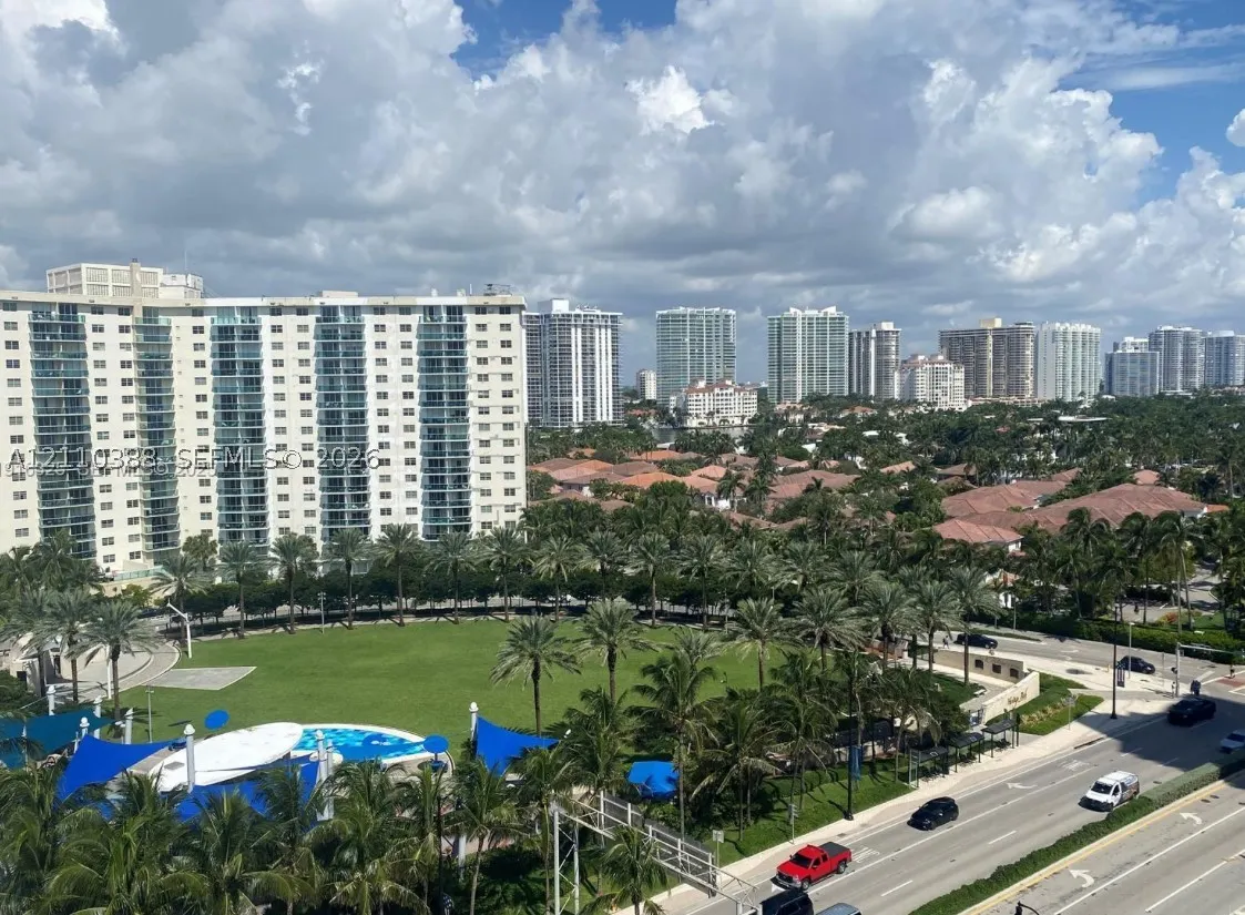 19201 Collins Ave #733