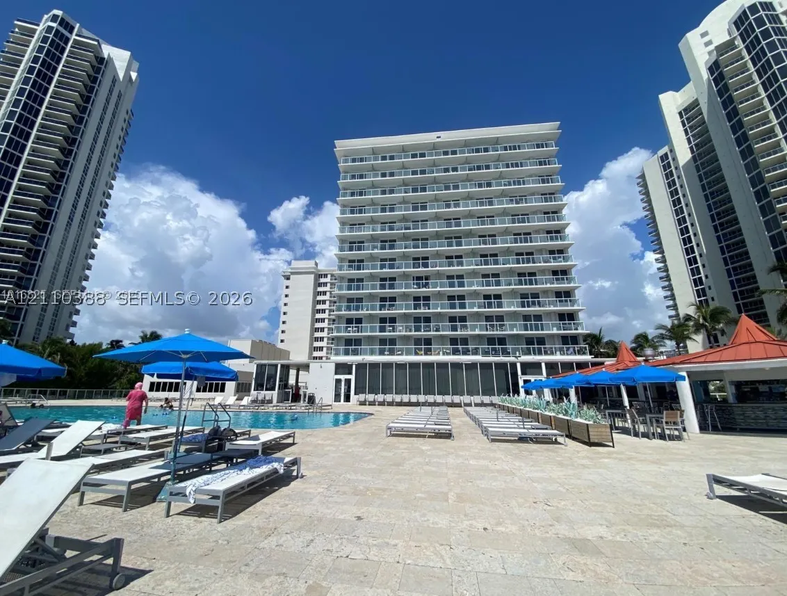 19201 Collins Ave #733