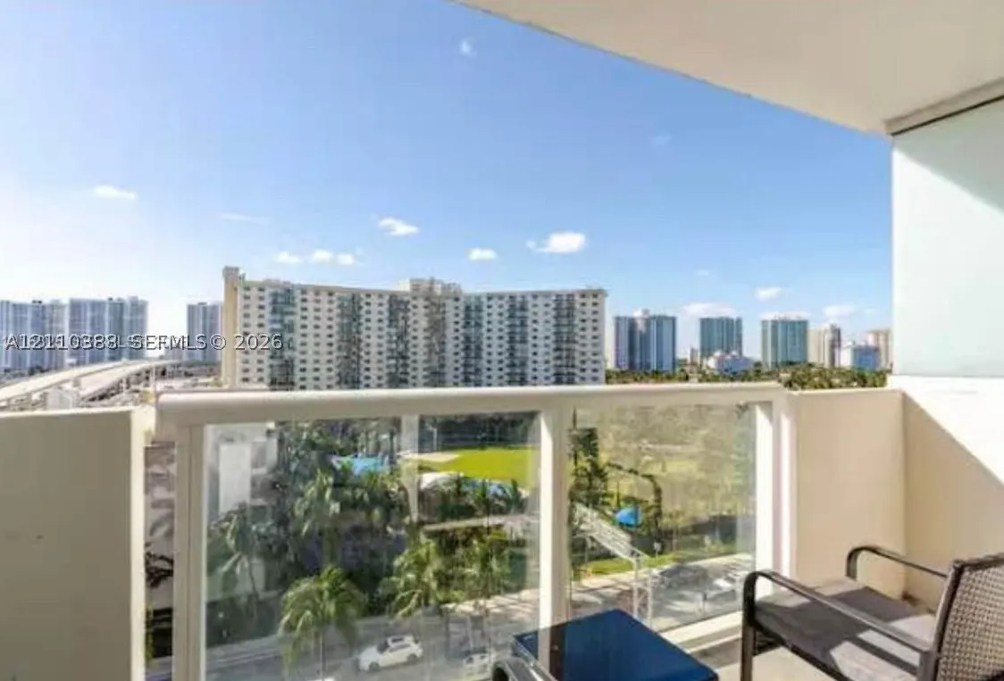 19201 Collins Ave #733