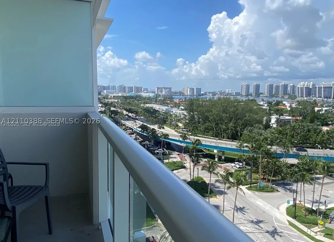 19201 Collins Ave #733