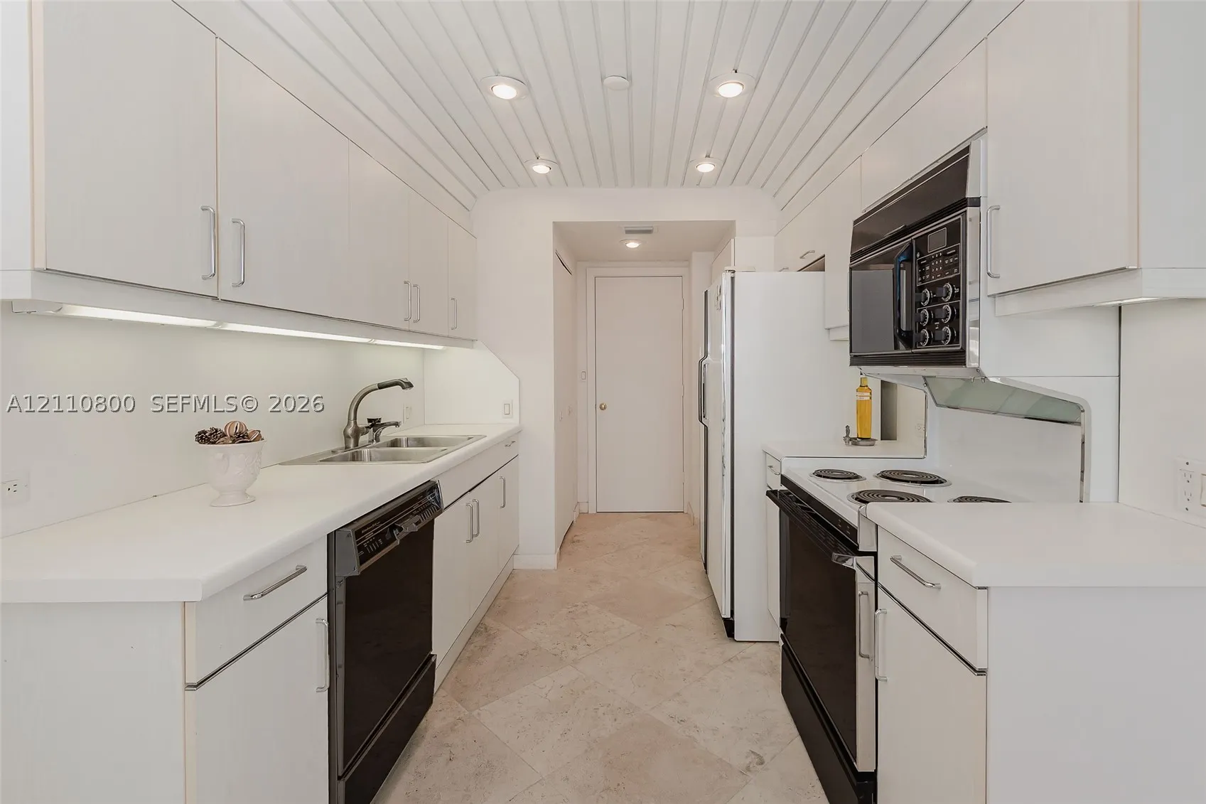 2800 Island Blvd #1105