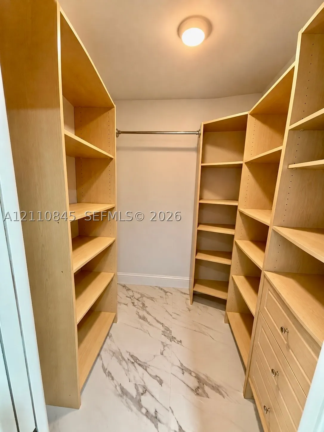 565 Oaks Ln #410