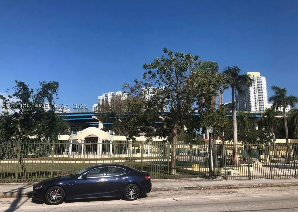 320 SW 4th Ave #5