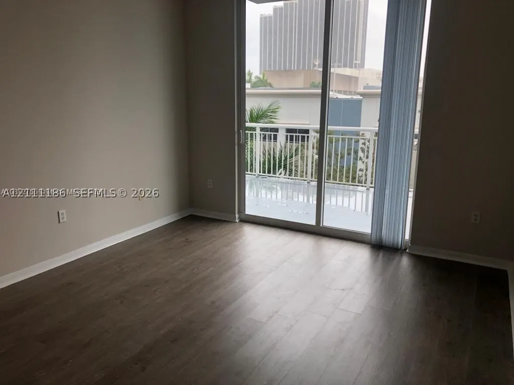 275 NE 18th St #403