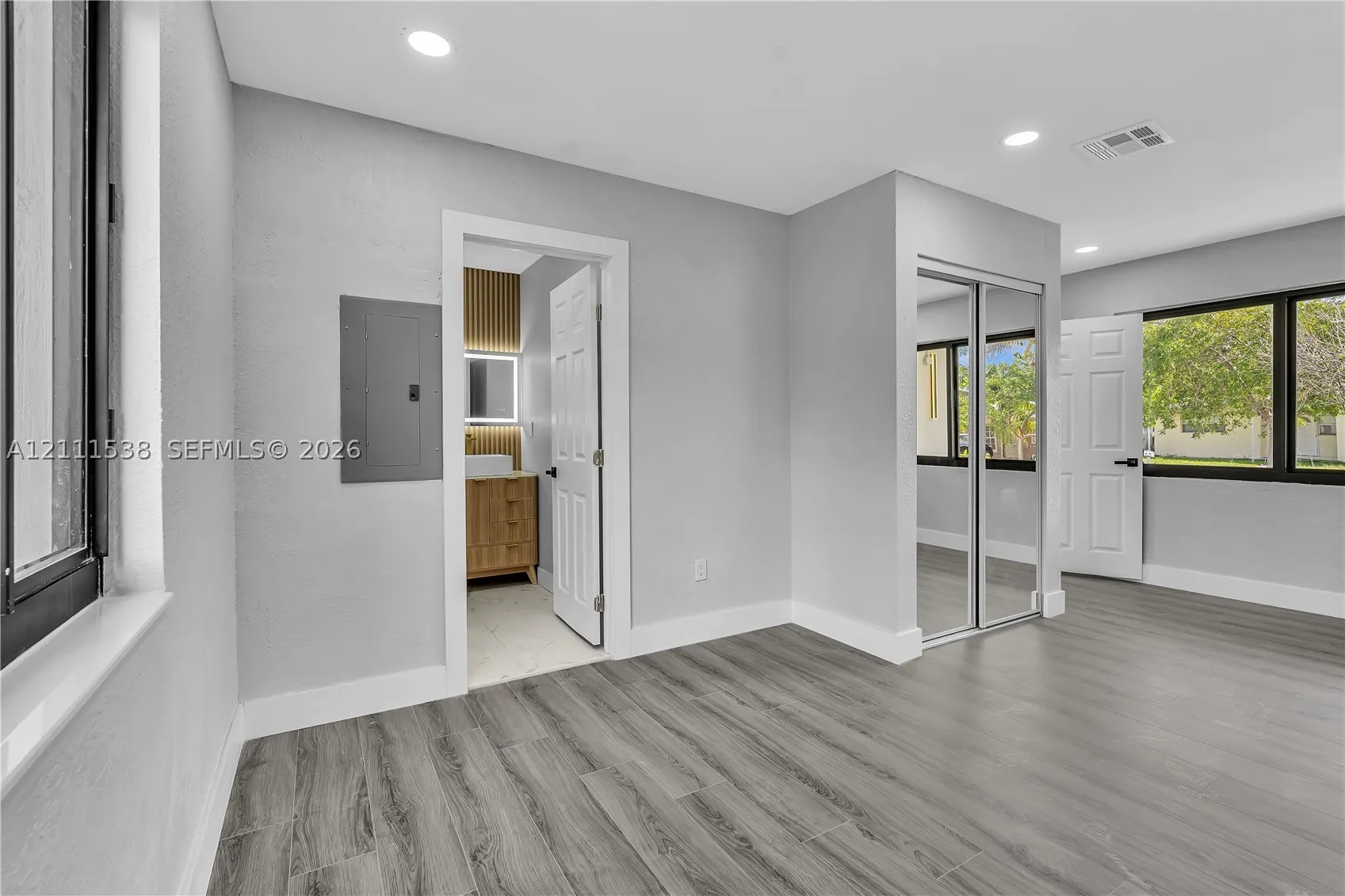 255 NE 41st St