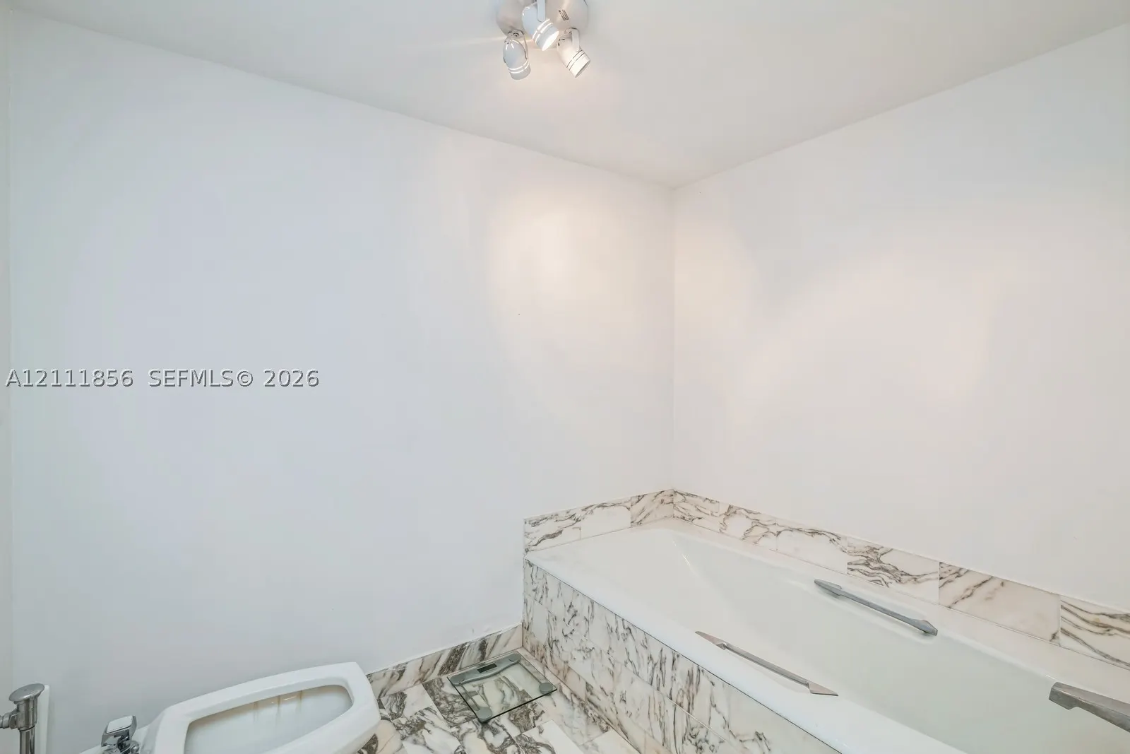 6423 Collins Ave #1602