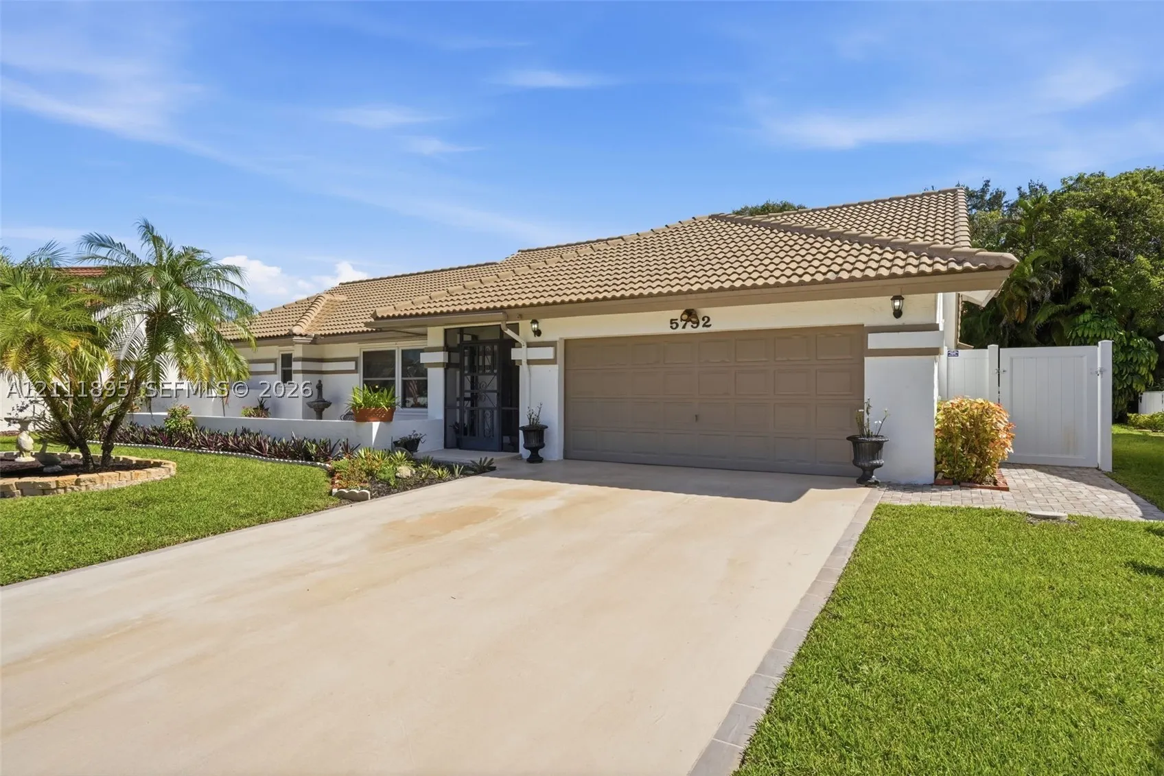 5792 Sun Pointe Cir