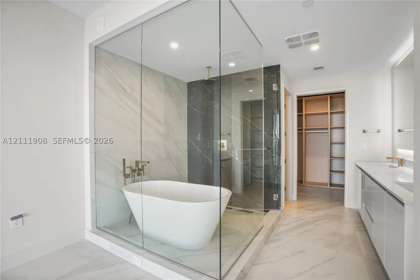 725 NE 24 ST #1604