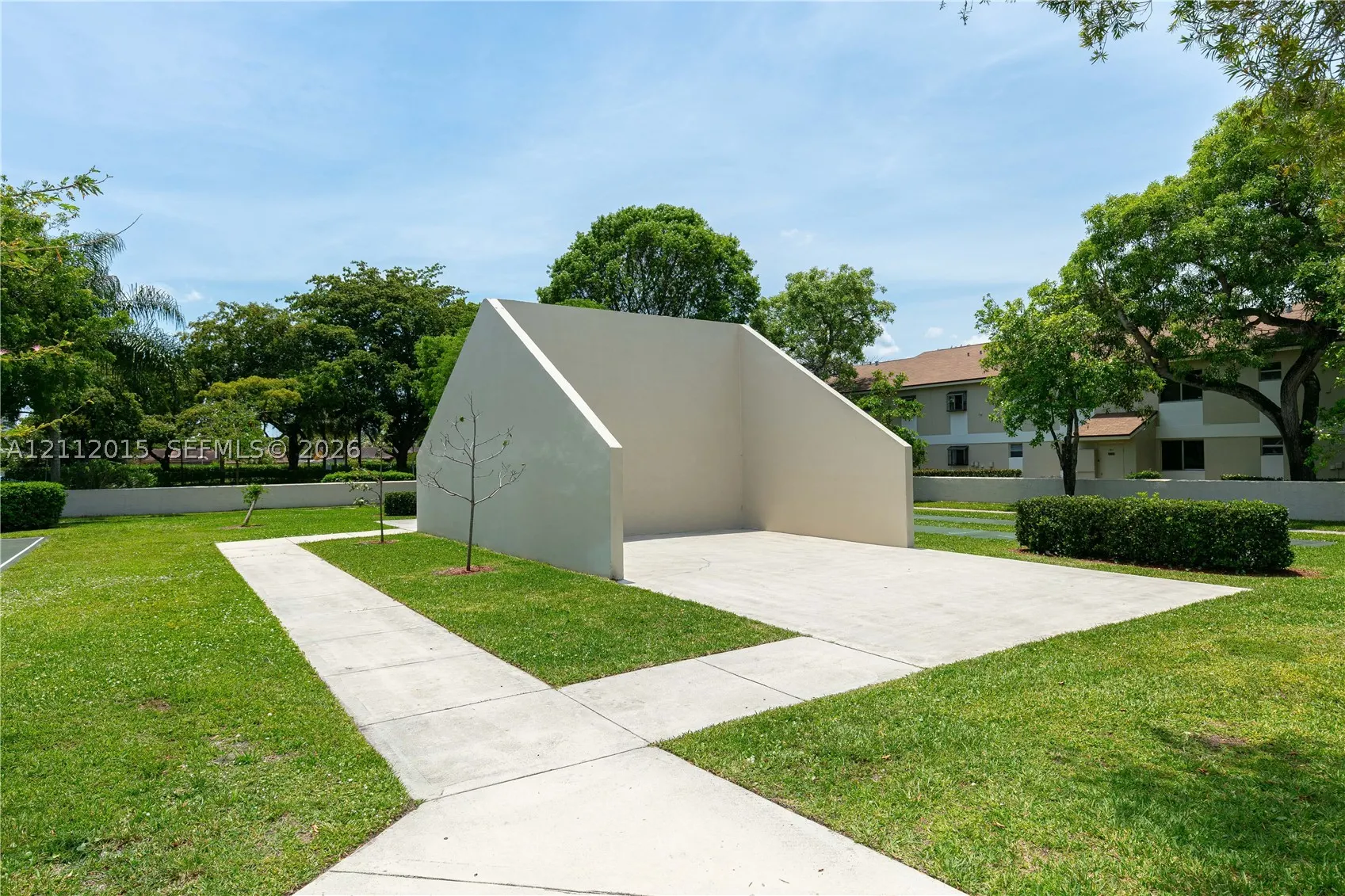 717 Gardens Dr #201