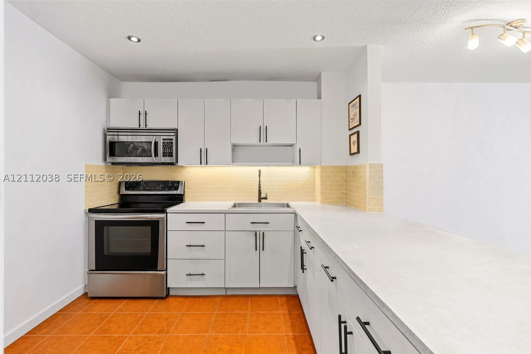 1000 Michigan Ave #207