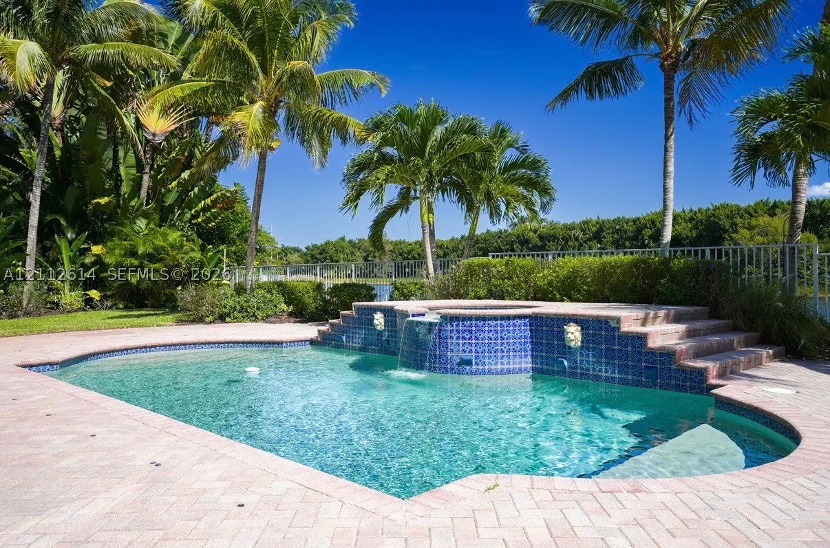 1422 Victoria Isle Dr