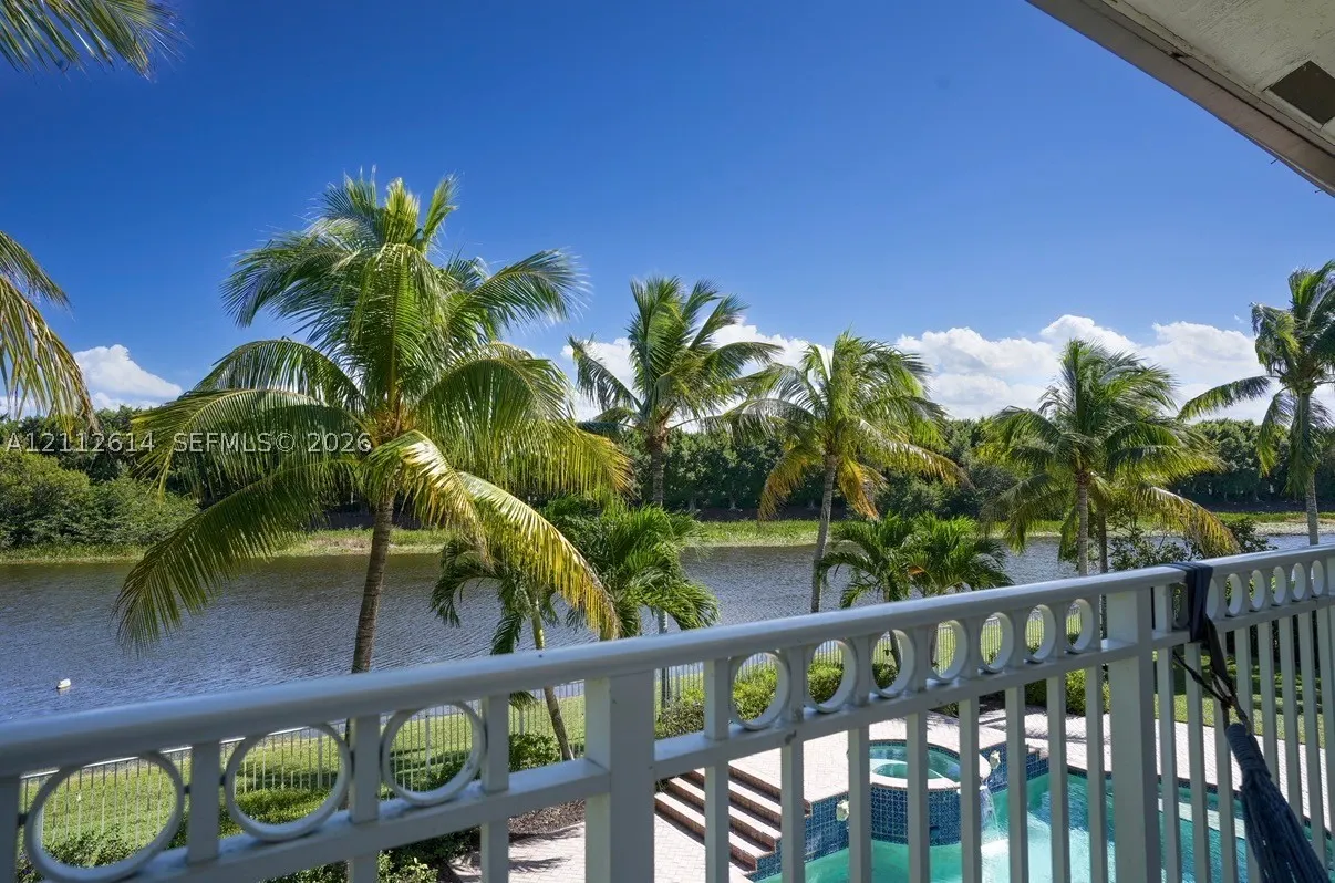 1422 Victoria Isle Dr