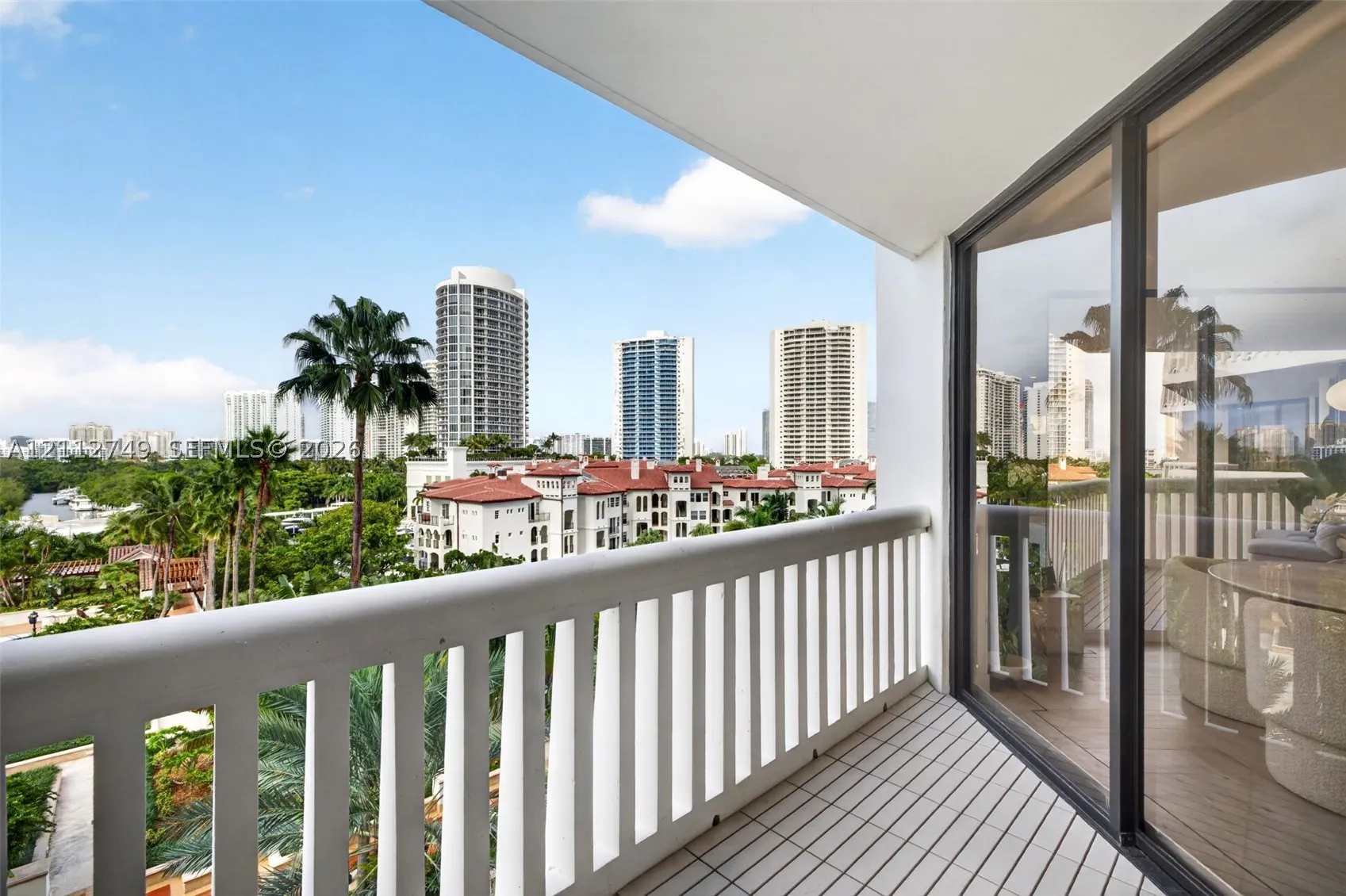 2000 Island Blvd #804