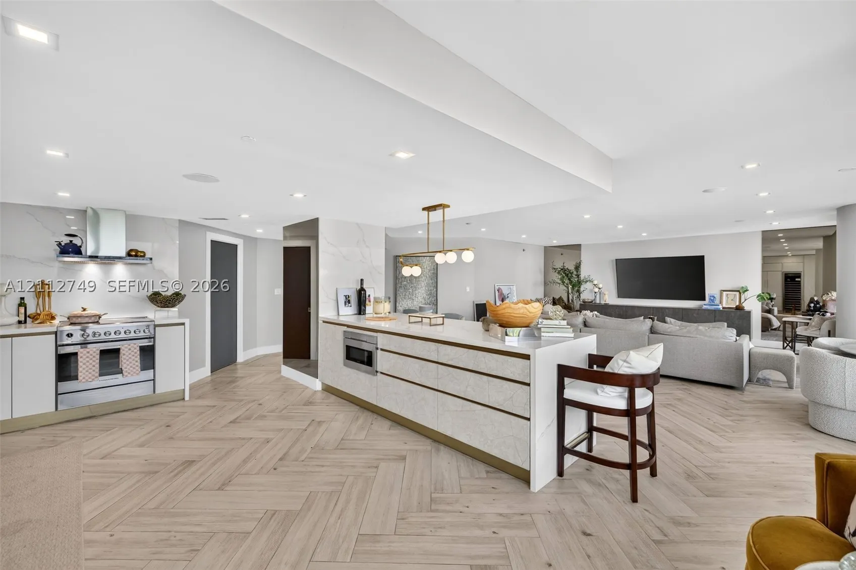 2000 Island Blvd #804