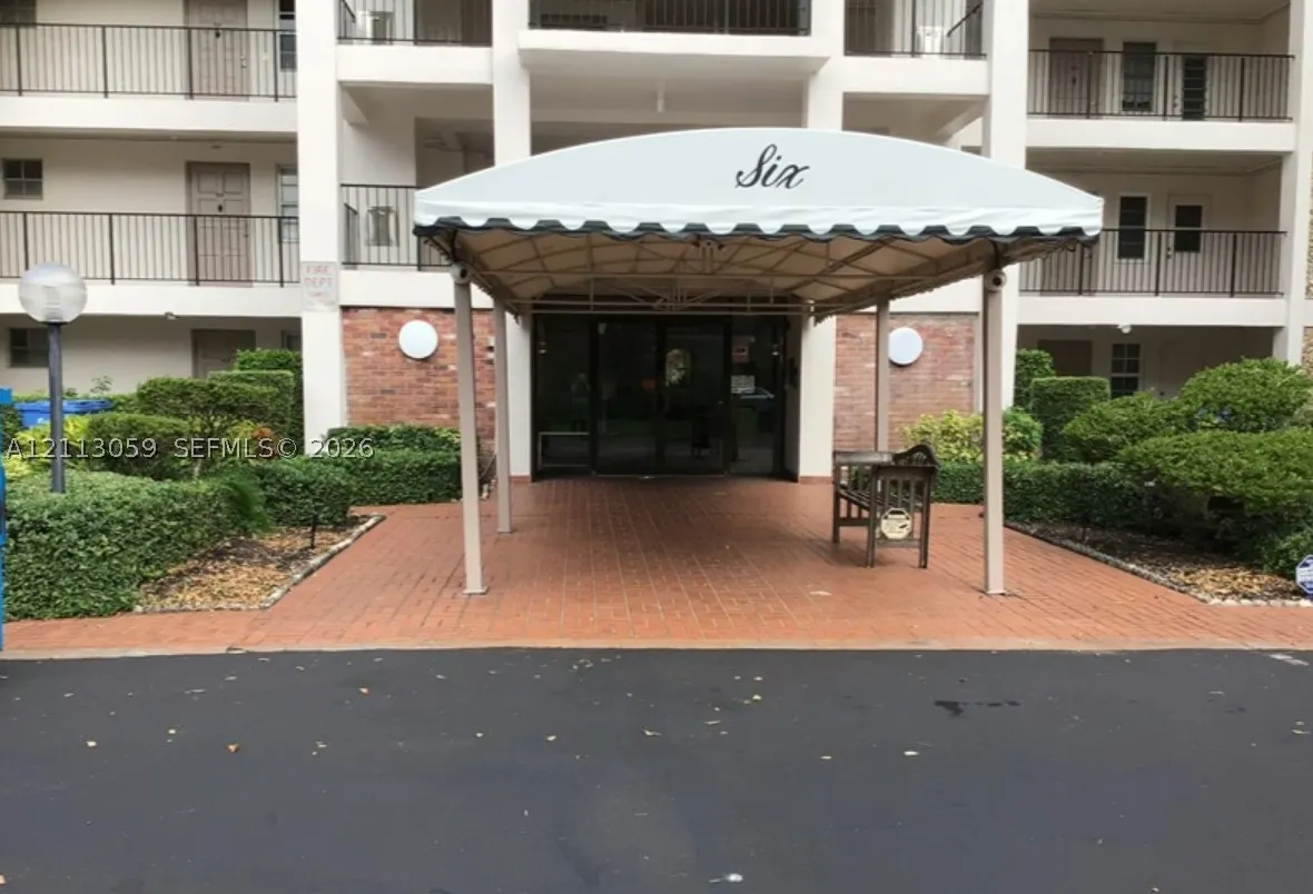 2751 N Palm Aire Dr #102