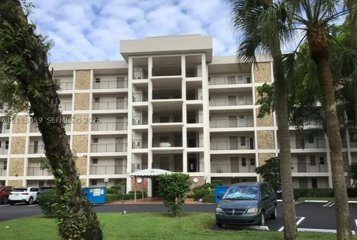 2751 N Palm Aire Dr #102