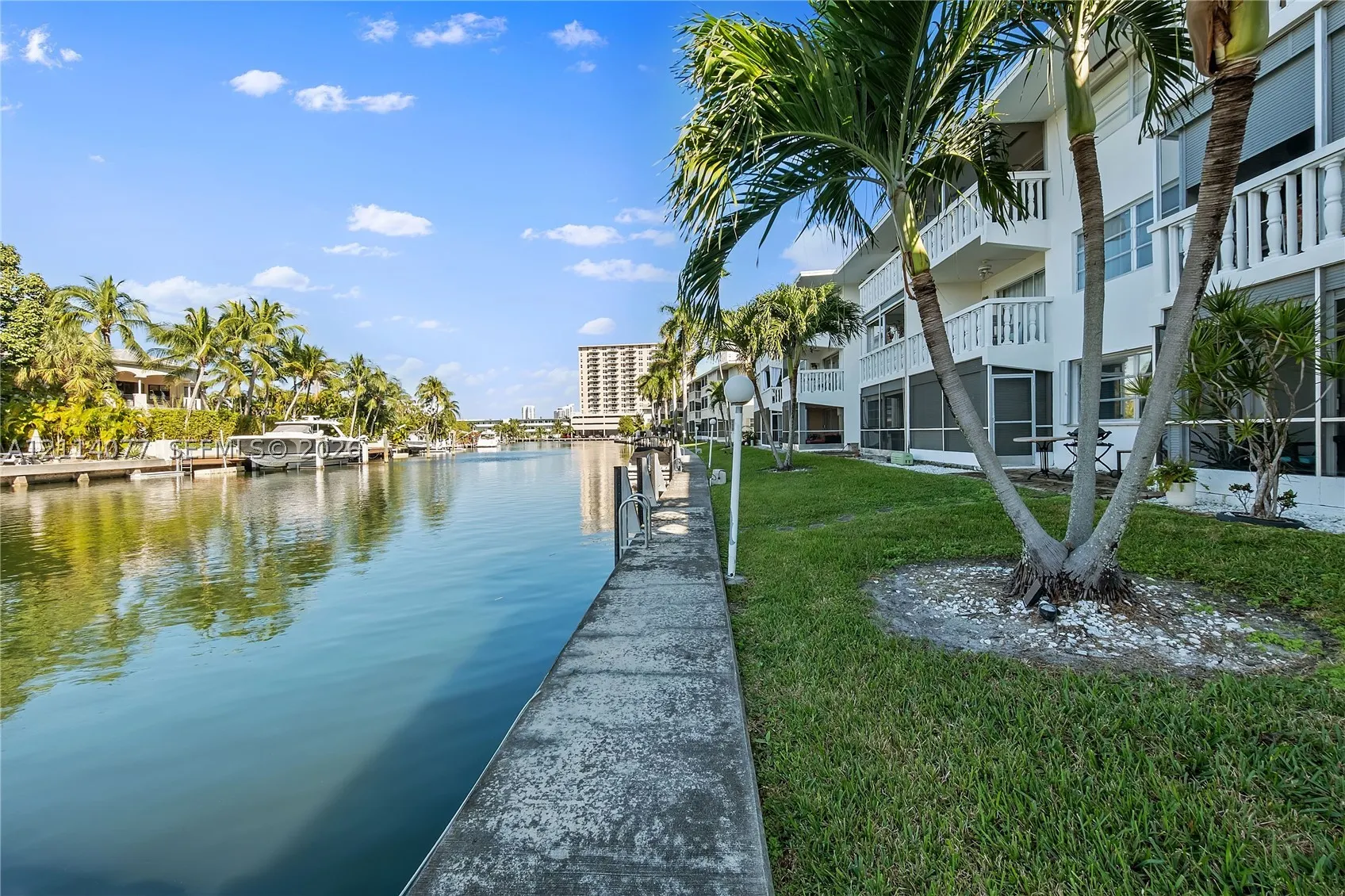 465 Paradise Isle Blvd #206