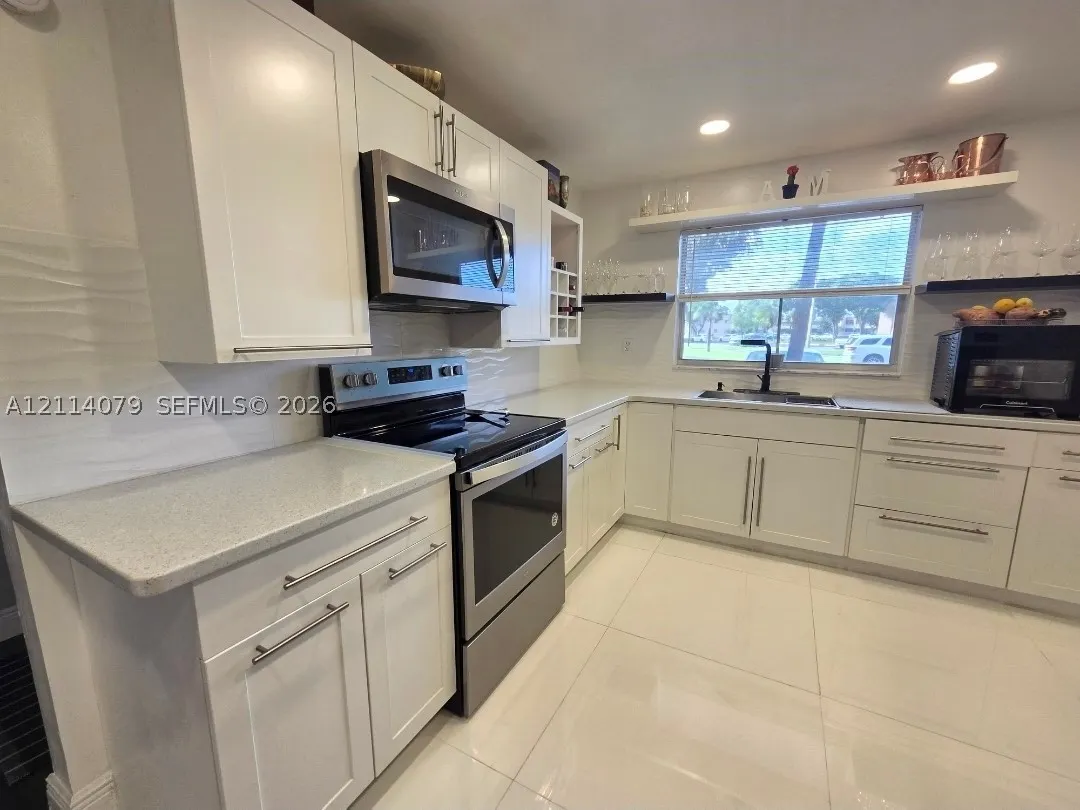 9241 Sunrise Lakes Blvd #109